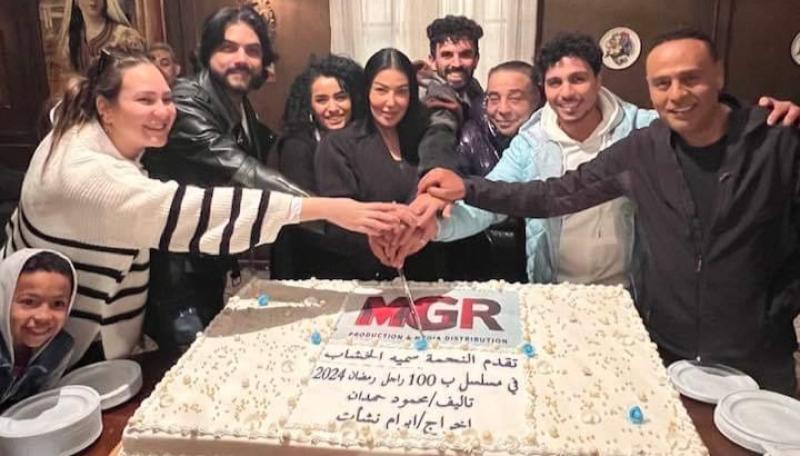 فريق عمل مسلسل بـ 100 راجل 