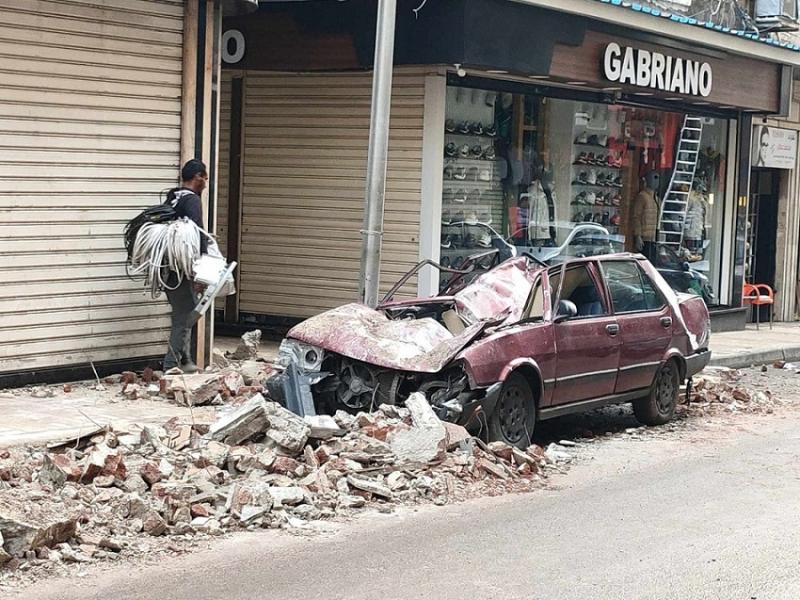 تحطم سيارة انهارت عليها شرفة عقار في الإسكندرية