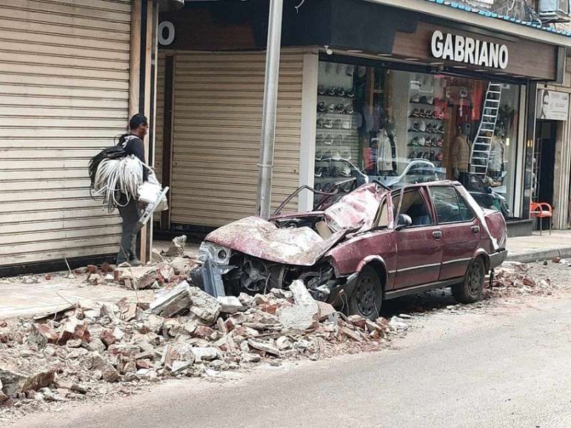 تحطم سيارة انهارت عليها شرفة عقار في الإسكندرية بسبب الطقس