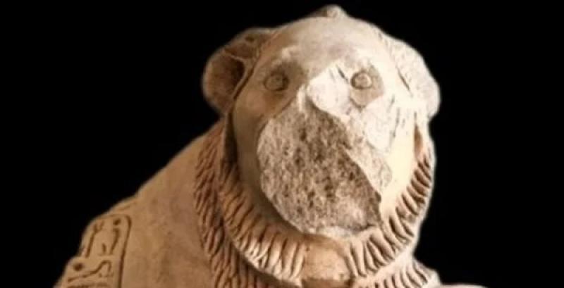 المتحف المصري بالتحرير يعرض تمثالًا من الحجر الجيري لأسد رابض