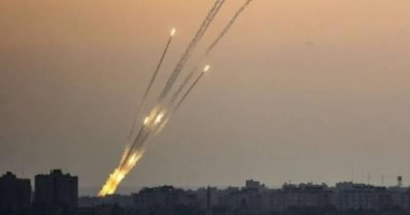 فصائل فلسطينية تعلن قصف 3 مناطق في غزة برشقات صاروخية