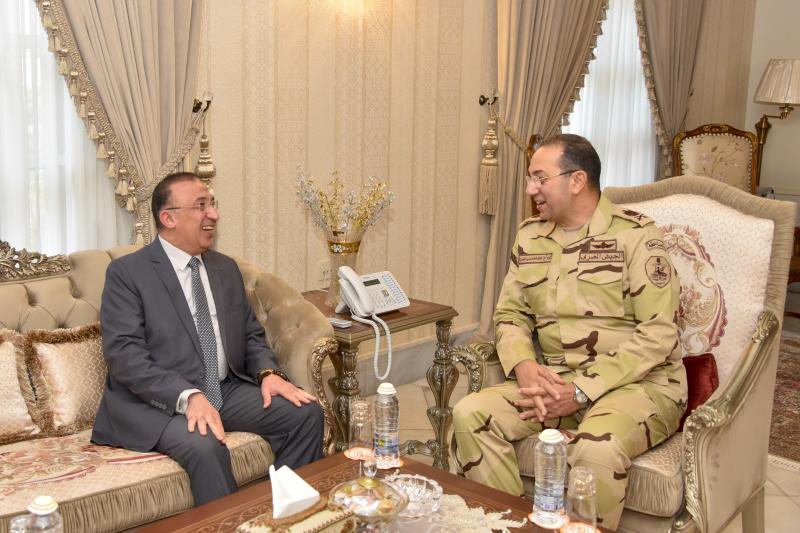 محافظ الإسكندرية يقدم التهنئة للواء هشام حسني لتولية قائد المنطقة الشمالية العسكرية