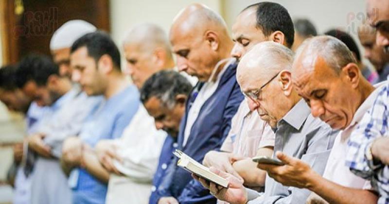 ما حكم قراءة القرآن من الهاتف في الصلاة؟ «الإفتاء» تجيب