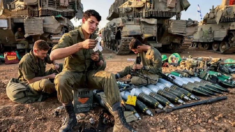 جنود إسرائيليون يعدون القذائف