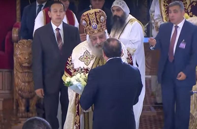 الرئيس السيسي يُهدي البابا تواضروس