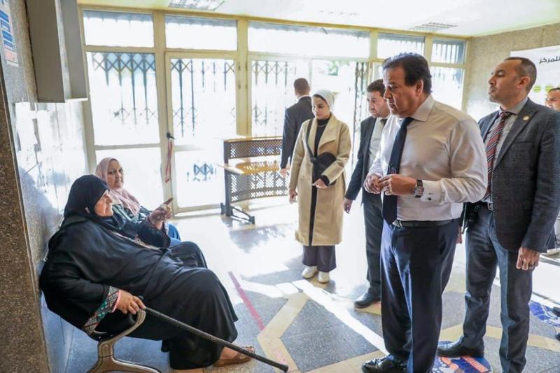 وزير الصحة يتفقد مركز صحة الأسرة بالحي الثالث في مدينة بدر في زيارة مفاجئة
