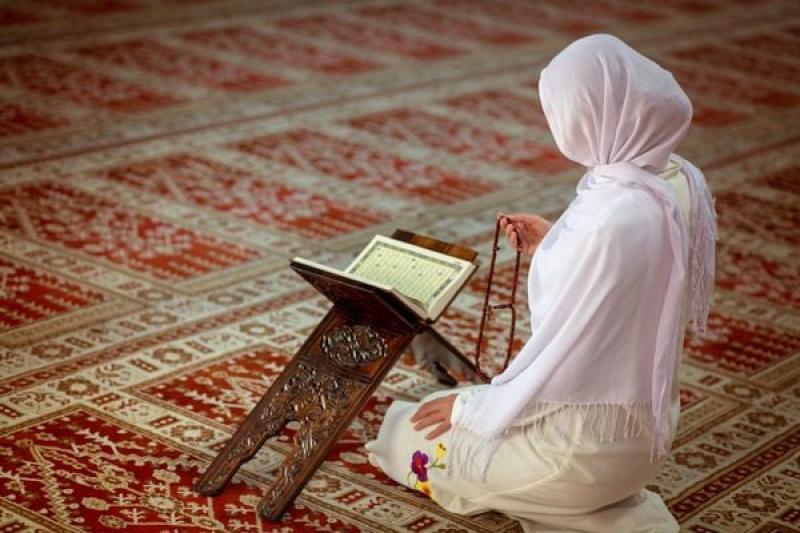 ما حكم كشف قدم المرأة في الصلاة؟ «الإفتاء» تحسم الجدل