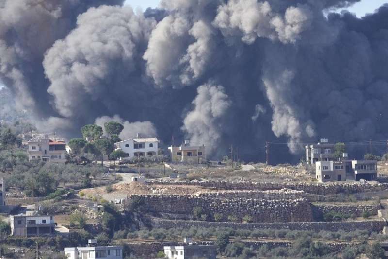 قصف وتحليق للطائرات الحربية الإسرائيلية على الحدود اللبنانية.. فيديو