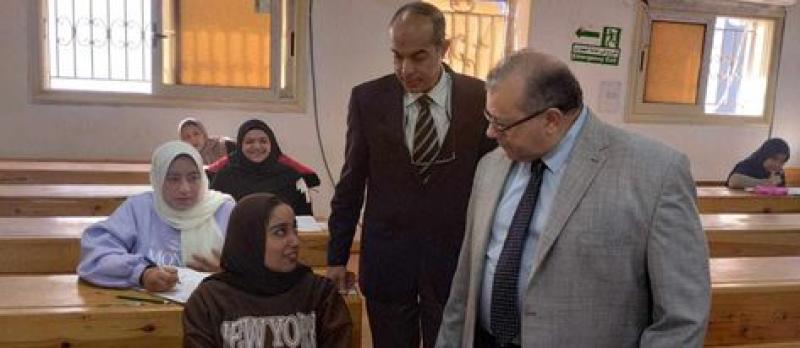 نائب رئيس جامعة مدينة السادات يتفقد سير الامتحانات بكليتى الحقوق والطفولة
