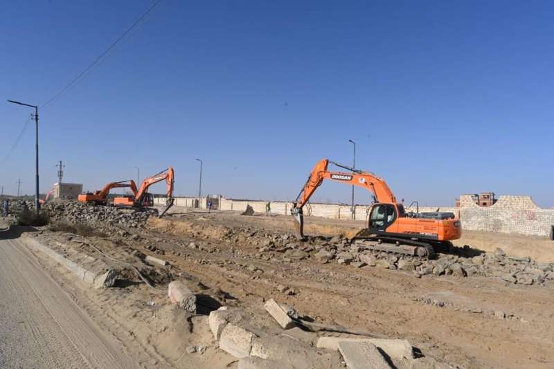 وزير الإسكان يعرض تنفيذ أعمال المرافق بمنطقة الحزام الأخضر بمدينة 6 أكتوبر