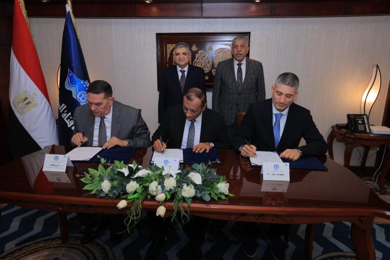 رئيس هيئة قناة السويس يشهد توقيع عقد إدارة مخلفات مع إحدى شركات النقل وموانيئ البحر الأحمر
