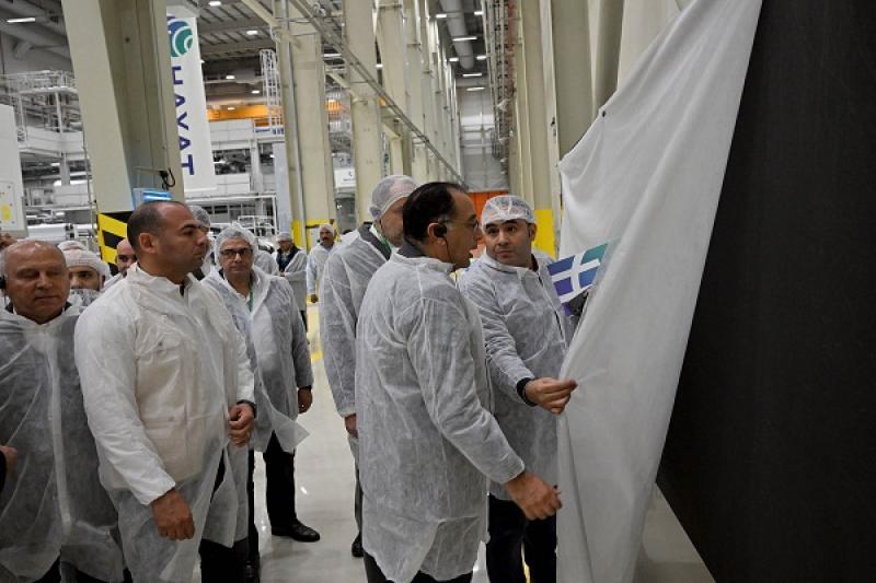 رئيس الوزراء يتفقد مصنع «حياة إيجيبت» للمنتجات الصحية.. «صور»