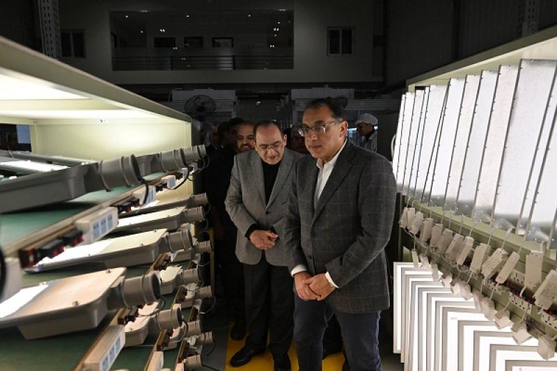 مدبولي يزور مصنع سيراج فلير لإنتاج أجهزة الإضاءة