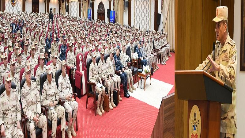 وزير الدفاع يلتقى بعدد من قادة وضباط القوات المسلحة.. صور