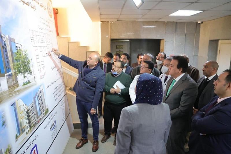 وزير الصحة يتفقد أعمال التطوير بمستشفى صدر إمبابة.. «صور»