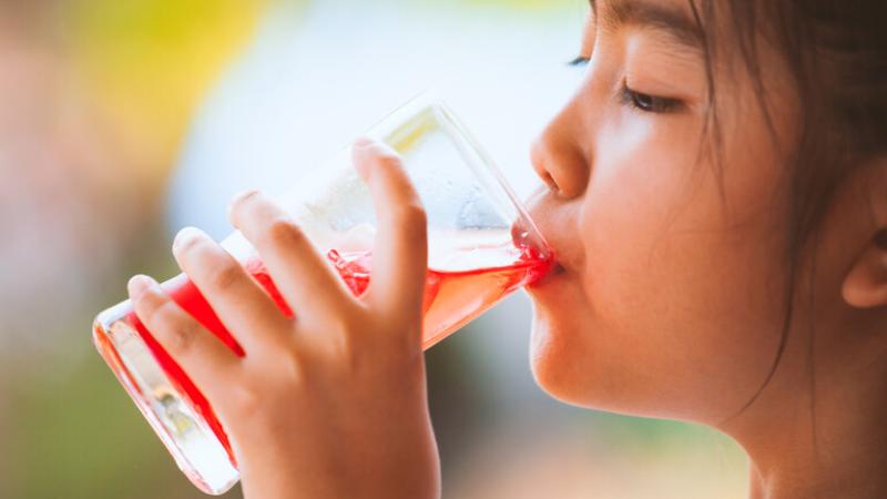 مشروبات شائعة يمكن أن تزيد من خطر الانتحار لدى الأطفال والشباب