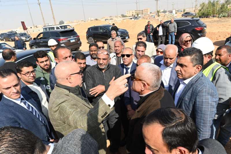 وزير الإسكان يستمع لمطالب الأهالي بمدينة الشروق 
