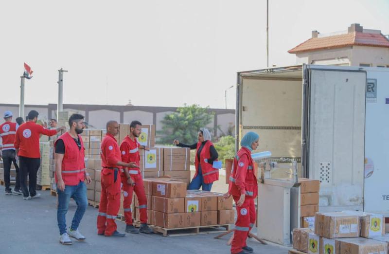 الهلال الأحمر المصري يوزع المساعدات الإغاثية في مخيم خان يونس