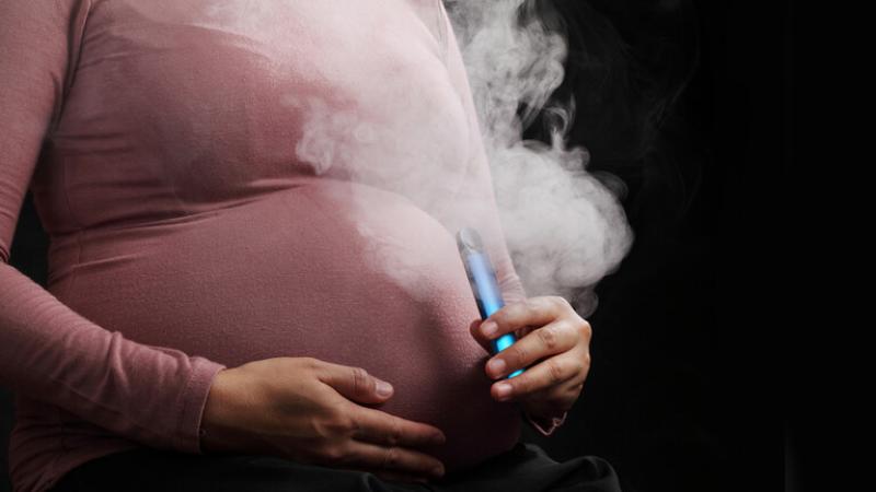 دراسة: تدخين السجائر الإلكترونية أثناء الحمل يرتبط بمشاكل صحية طويلة الأمد للأطفال