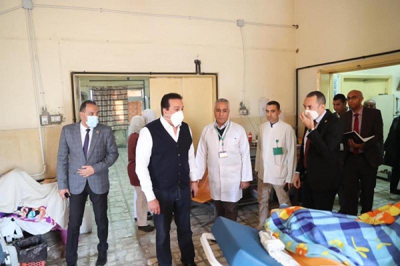 وزير الصحة يصطحب المرضى بمستشفى حلوان العام للتحقق من شكواهم.. «صور»