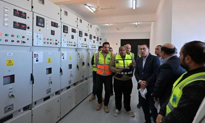 رئيس الوزراء يتفقد لوحة توزيع الكهرباء بقرية «فارس» بكوم أمبو