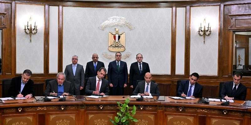 مدبولي يشهد توقيع 5 اتفاقيات بين اقتصادية قناة السويس وشركات خاصة
