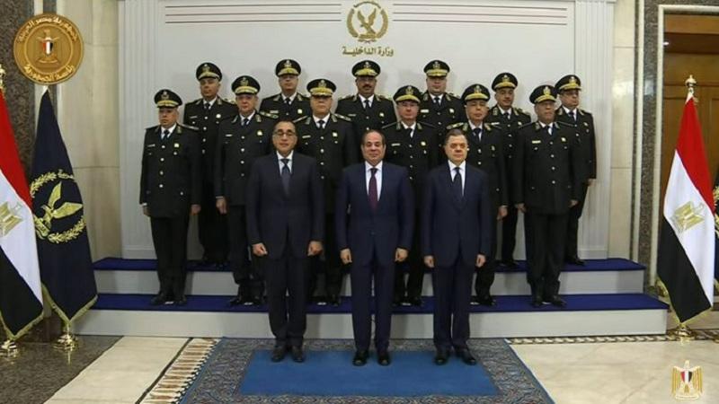 صورة تذكارية للرئيس السيسي وأعضاء المجلس الأعلى للشرطة