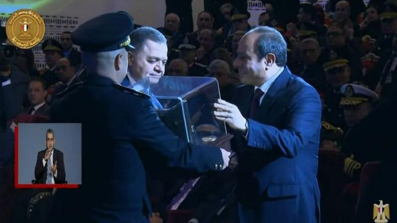 الرئيس السيسي يتلقى هدية تذكرية من وزير الداخلية