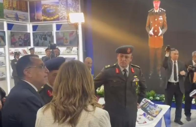 مدبولي يتفقد جناح وزارة الدفاع بمعرض الكتاب ويكتب كلمة تذكارية