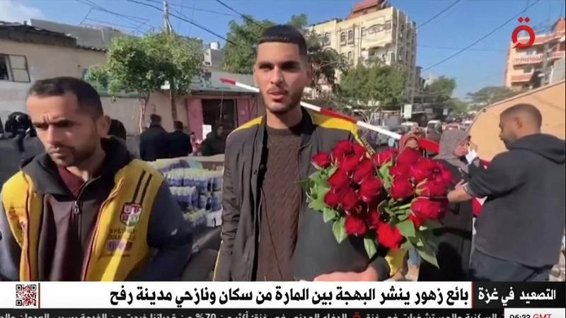 بائع الورد في رفح الفلسطينية ينشر البهجة والسرور بين حطام الحرب