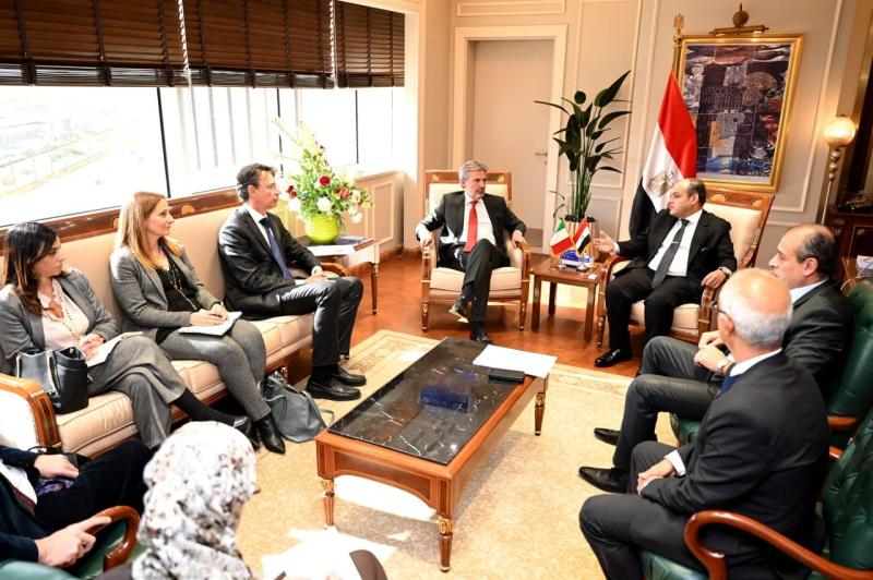 وزير التجارة يبحث مع سفير إيطاليا بالقاهرة فرص تعزيز التعاون الاقتصادي بين البلدين