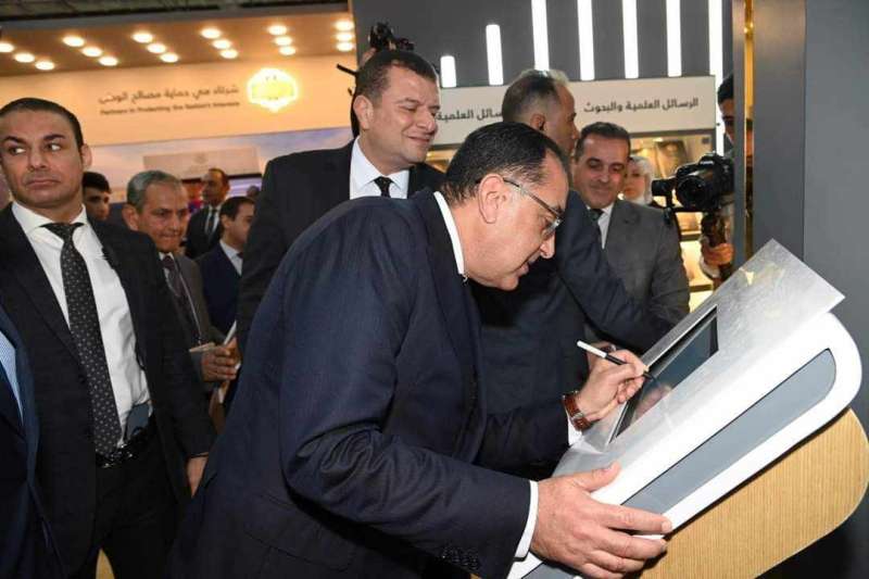 رئيس الوزراء يتفقد جناح هيئة الرقابة الإدارية بمعرض القاهرة الدولي للكتاب