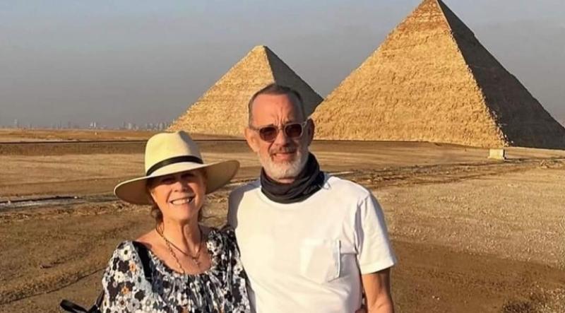 توم هانكس وزوجته يزوران الأهرامات