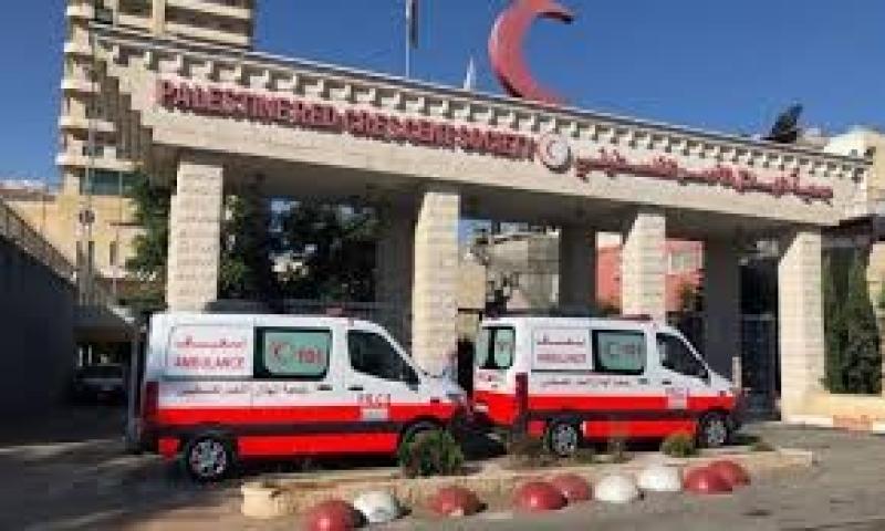 الهلال الأحمر الفلسطيني يعلن حصار الاحتلال للعاملين بمستشفى الأمل