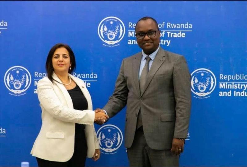 سفيرة مصر  مع وزير التجارة والصناعة الرواندي لتعزيز التبادل التجاري بين البلدين
