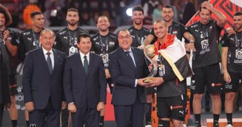 رئيس الوزراء يسلم المنتخب المصري كأس البطولة الإفريقية لكرة اليد