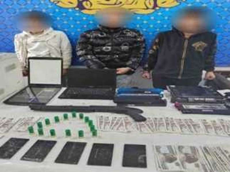 القبض على 3 أشخاص بتهمة تزوير العملات وحيازة مخدرات وأسلحة في القاهرة