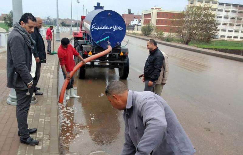 محافظ الغربية يُتابع جهود رفع نواتج الأمطار في مركز زفتى