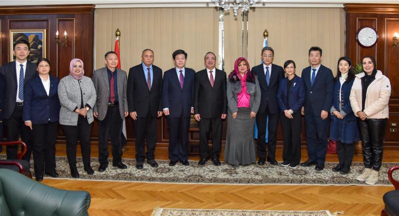 محافظ الإسكندرية يبحث سبل التعاون مع قنصل عام الصين في مجال العلوم البحرية