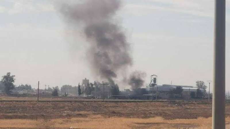 طائرات مسيرة تقصف القاعدة الأمريكية داخل حقل العمر النفطي في سوريا