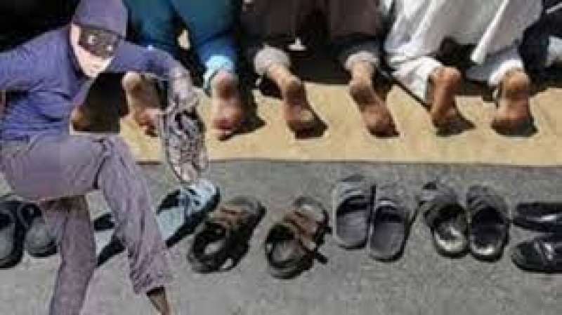 ضبط عاطل يسرق أحذية المصلين من أمام المساجد في الهرم