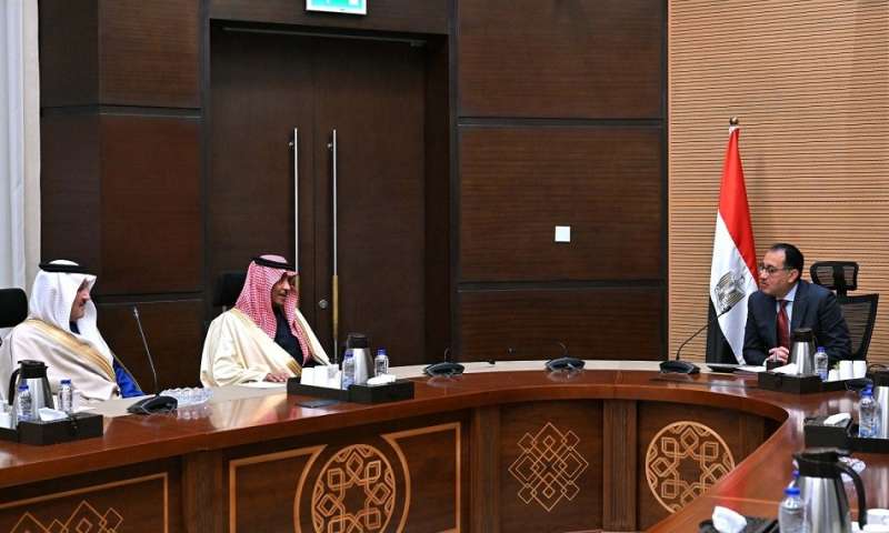 رئيس الوزراء يلتقي وزير الإعلام السعودي.. ويؤكد على التنسيق وتوحيد الرؤى