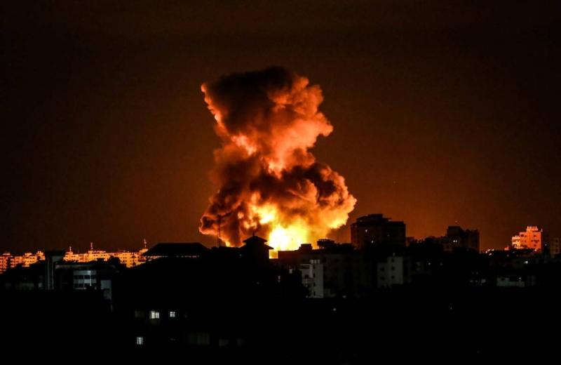 غارات إسرائيلية على منازل بدير البلح وسط غزة