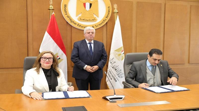 وزير التعليم العالي يشهد توقيع اتفاق بين جامعة القاهرة وجامعة إيست لندن