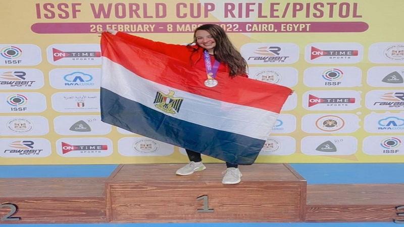 وزيرة الهجرة تهنئ لاعبة مصرية لفوزها بالميدالية الفضية في الرماية