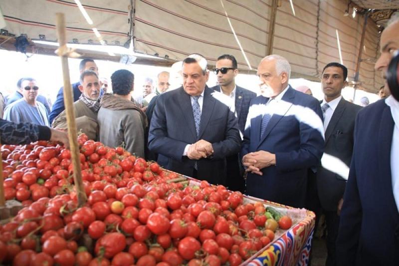 وزير التنمية المحلية ومحافظ الجيزة يتفقدان سوق 6 أكتوبر للجملة.. «صور»