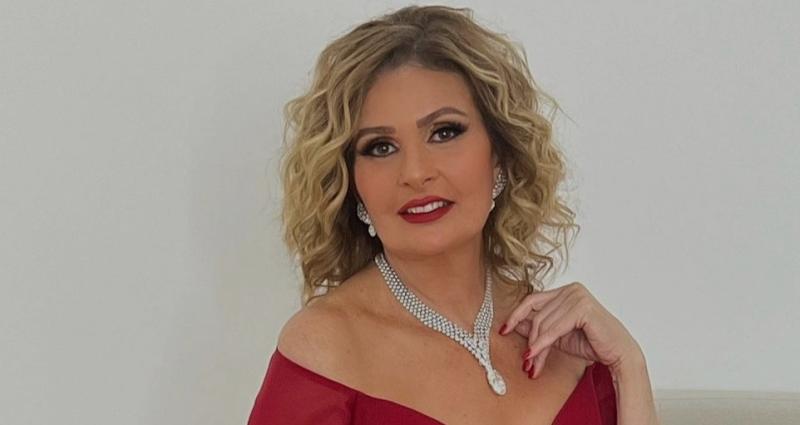 الفنانة يسرا