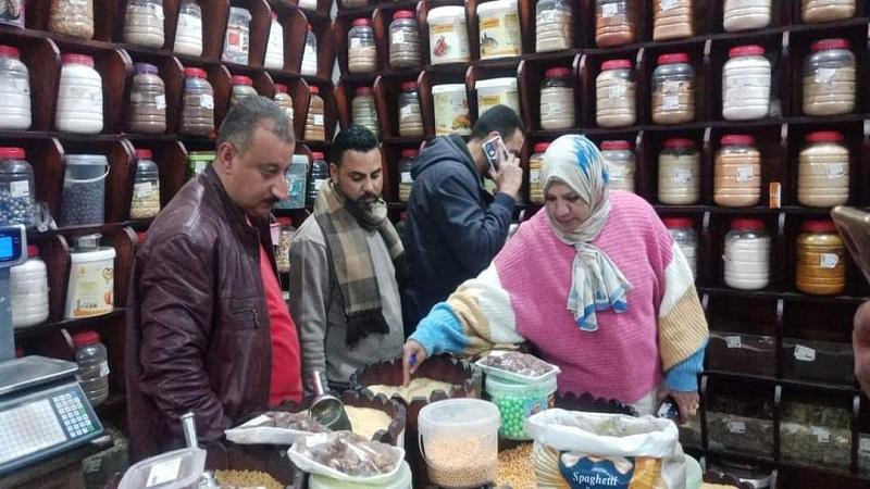 مجلس مدينة طهطا يُشن حملات مفاجأة لضبط الأسواق والمحلات بسوهاج
