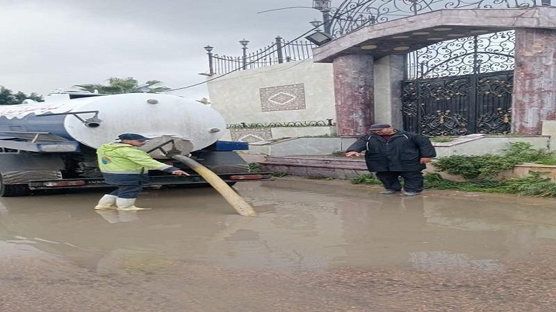 استمرار متابعة تصريف مياه الأمطار بالمناطق الساخنة الإسكندرية