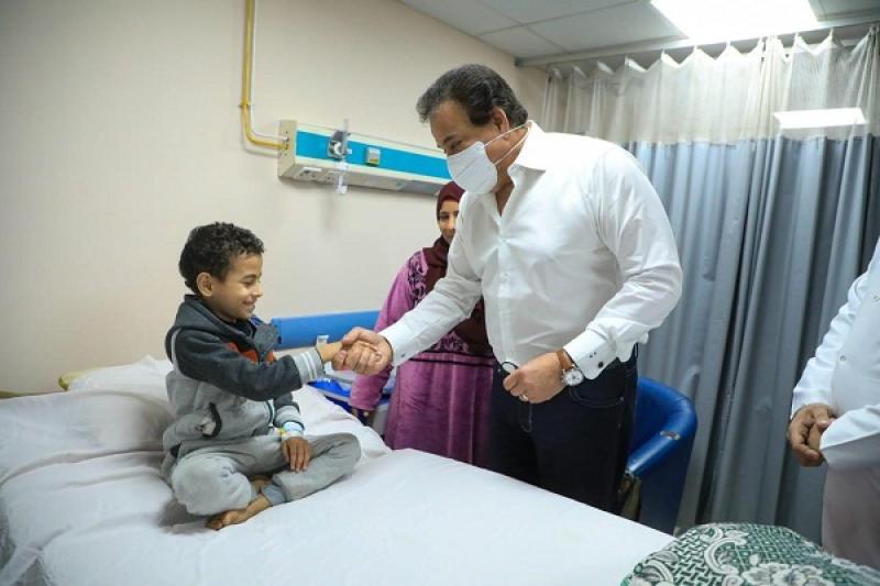 وزير الصحة يتفقد مركز طب أسرة سنديون ويوجه بإحالة المتغيبين للتحقيق.. «صور»